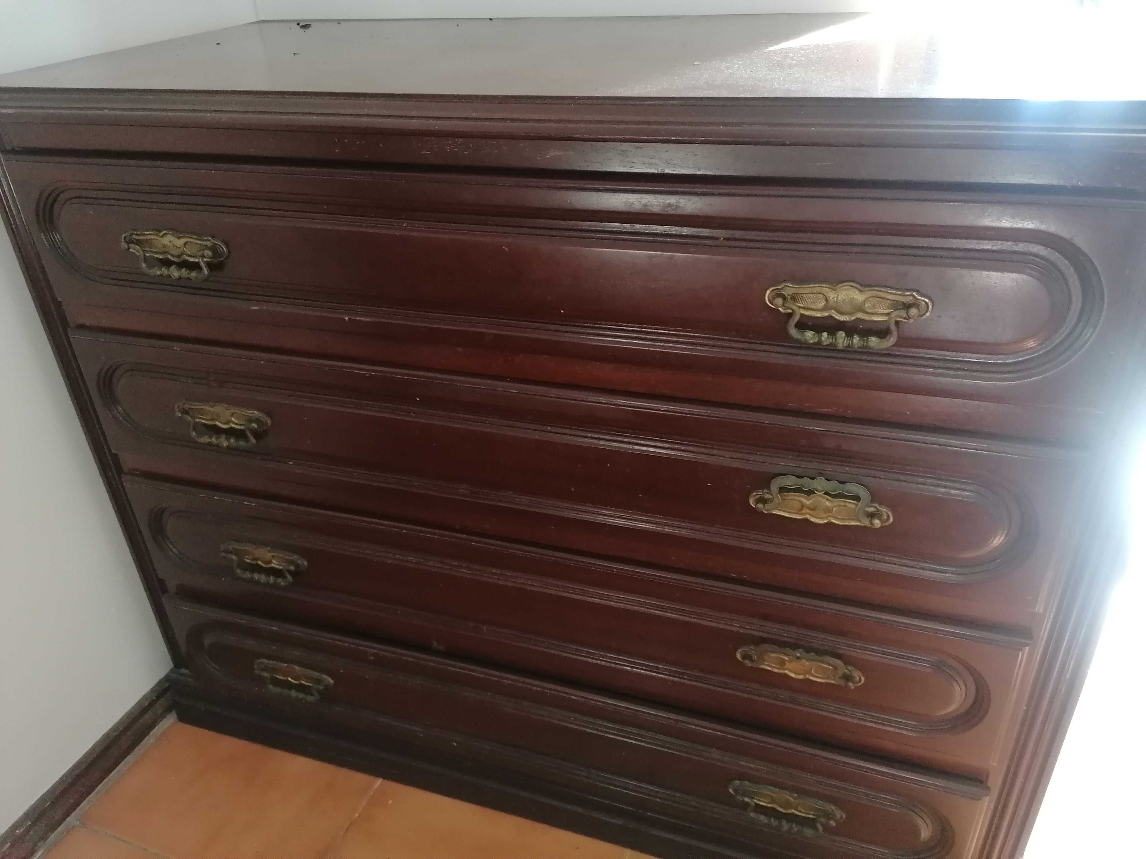 Vender-se cómoda em bom estado em madeira.