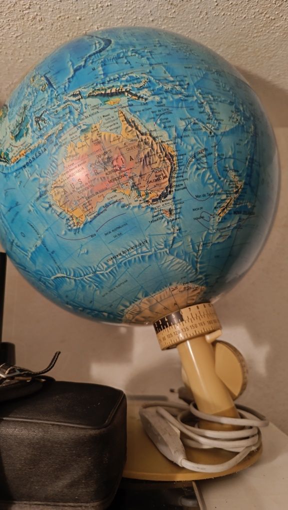 Globo mundo rotativo iluminado de secretária