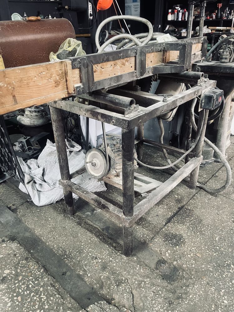 Продам циркулярку 220 В , не дорого