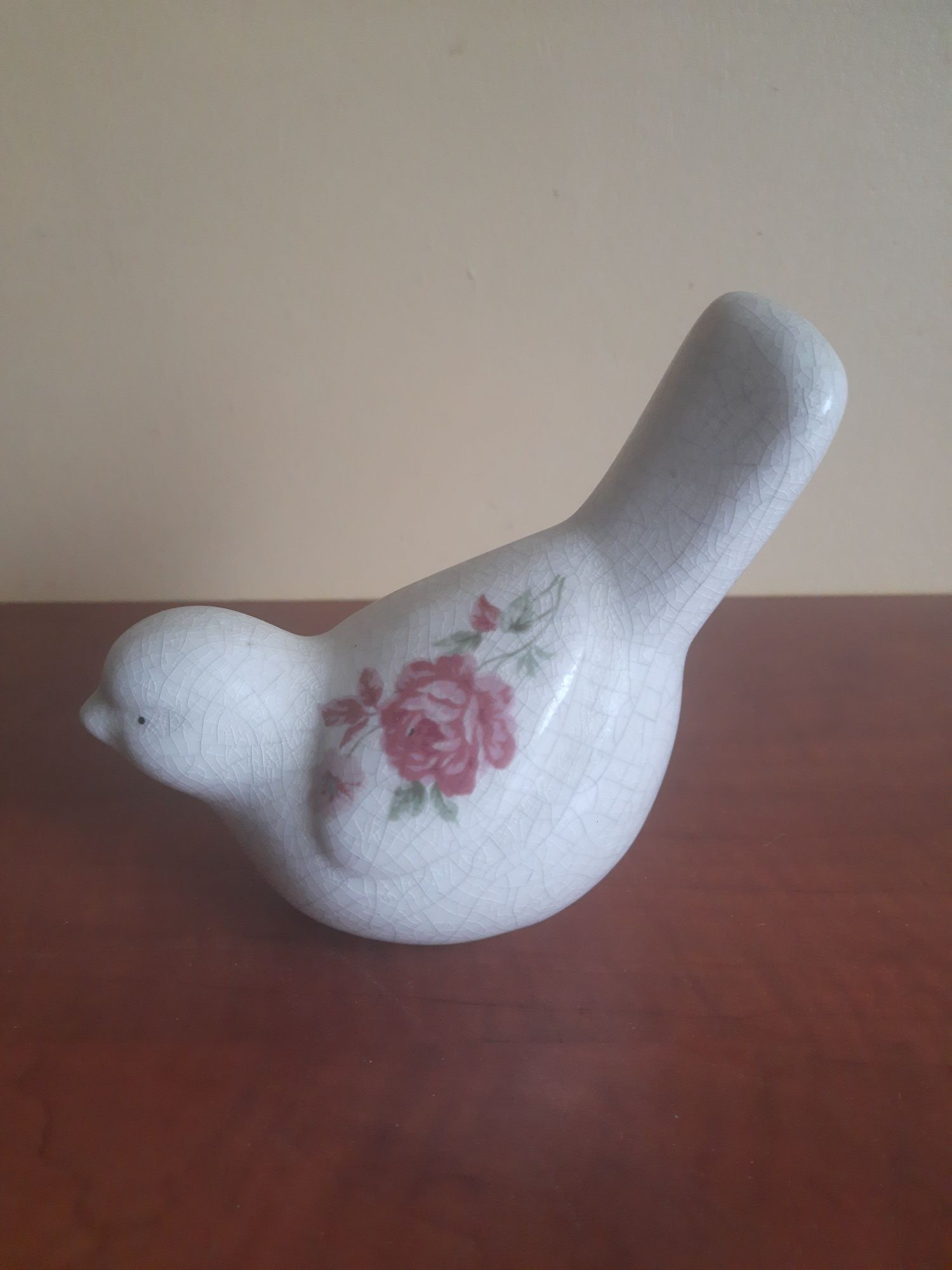 ptaszek z porcelany z motywem z różami