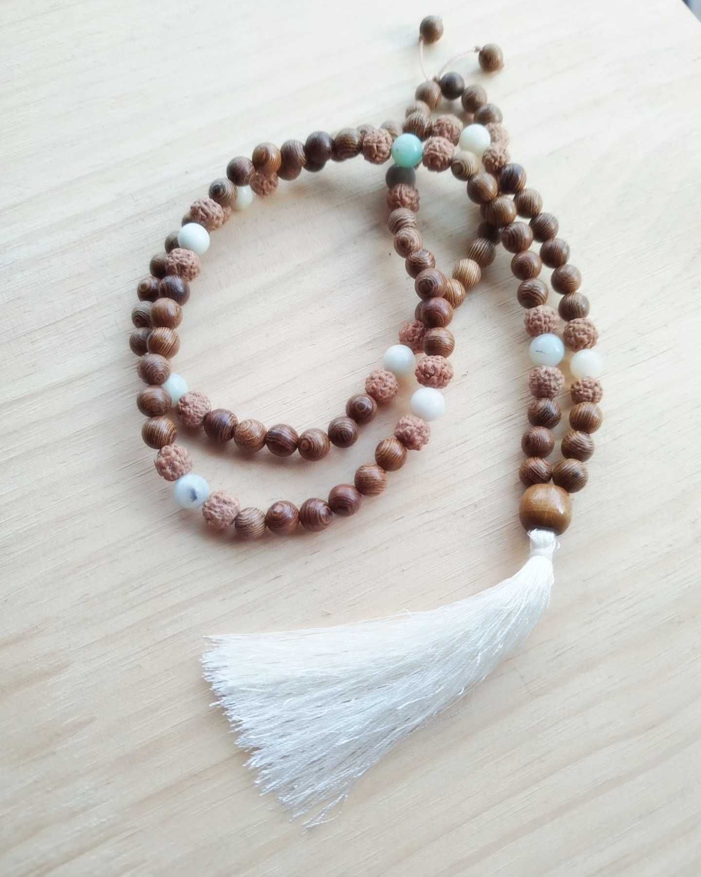 Japamala com 108 contas de Amazonita, Rudraksha e madeira