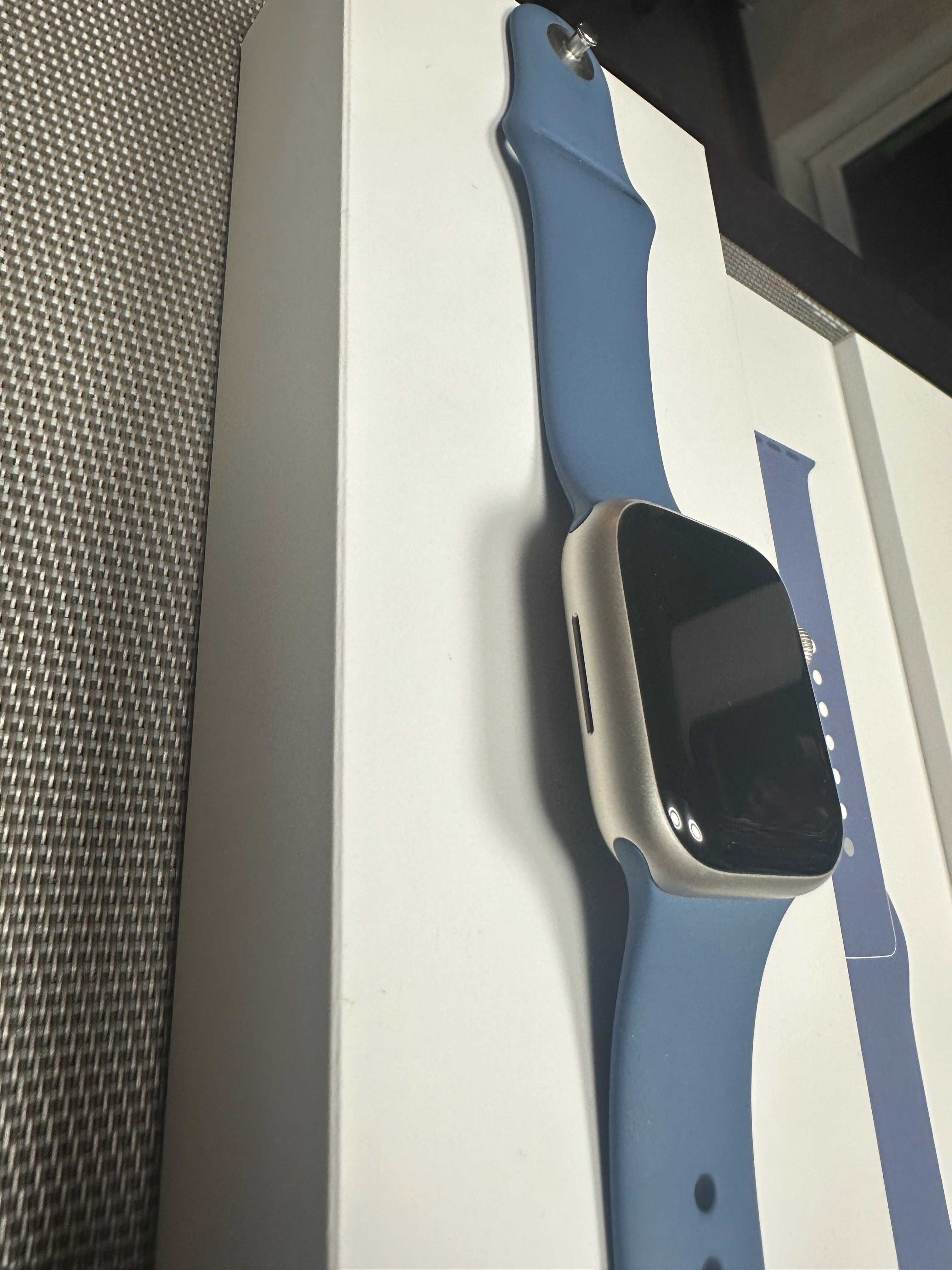 Apple Watch Series 9 41mm Starlight (złoty) z błękitnym paskiem