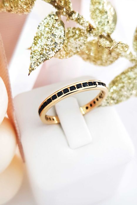 Złoty pierścionek wąska obrączka wysadzana czarnymi cyrkoniami pr.585