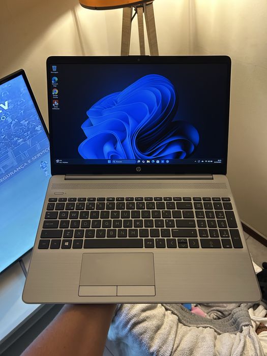 Portátil HP 250 G8 – i5 / 8GB / 256GB SSD – Ótimo Estado!