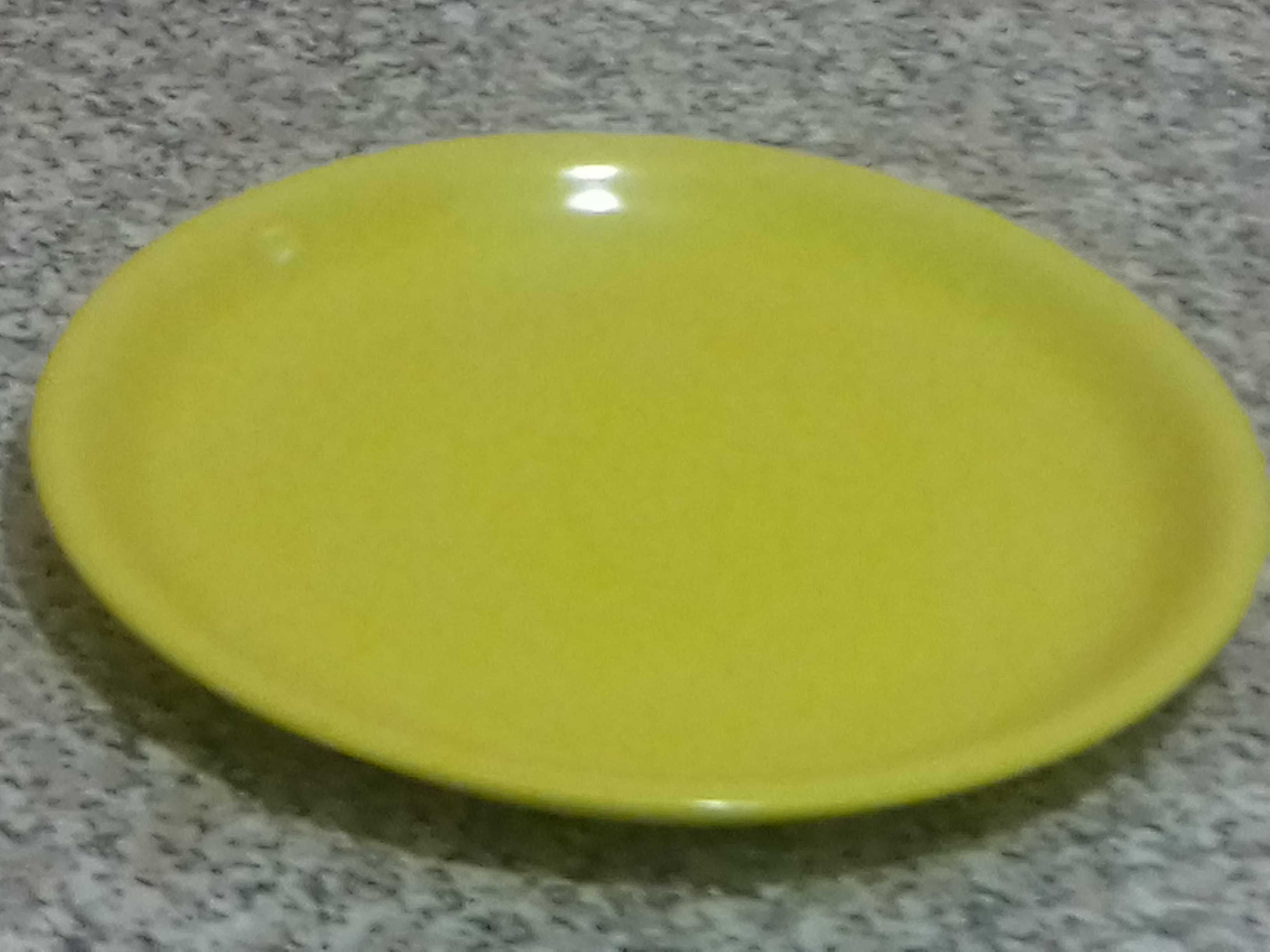 Керамічне блюдо жовтого кольору
