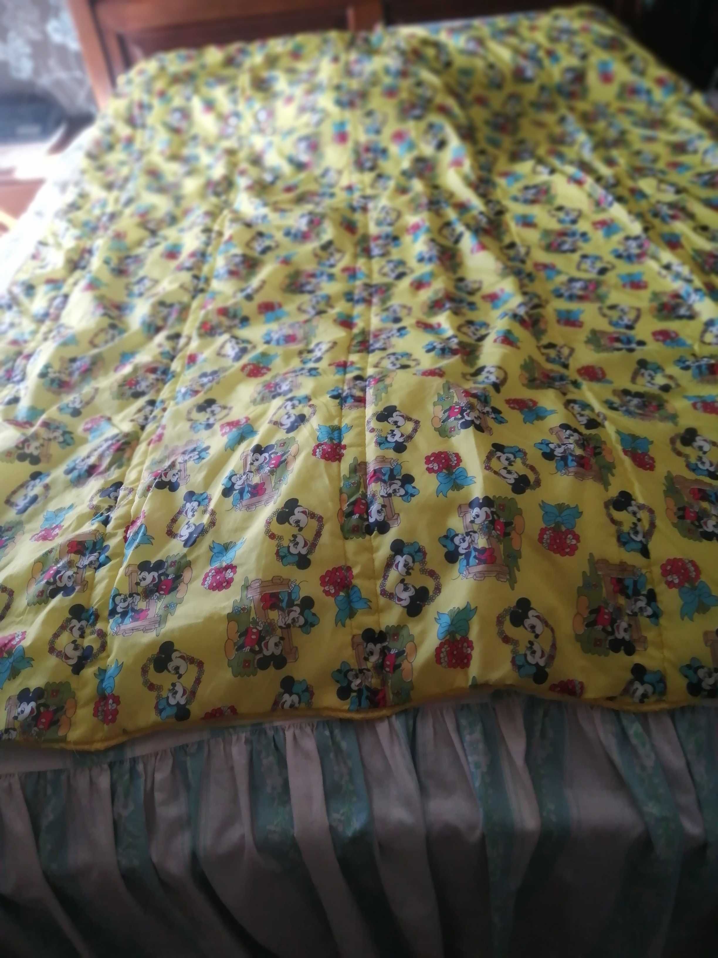 Saco-cama em tecido amarelo estampado com desenhos de Walt Disney