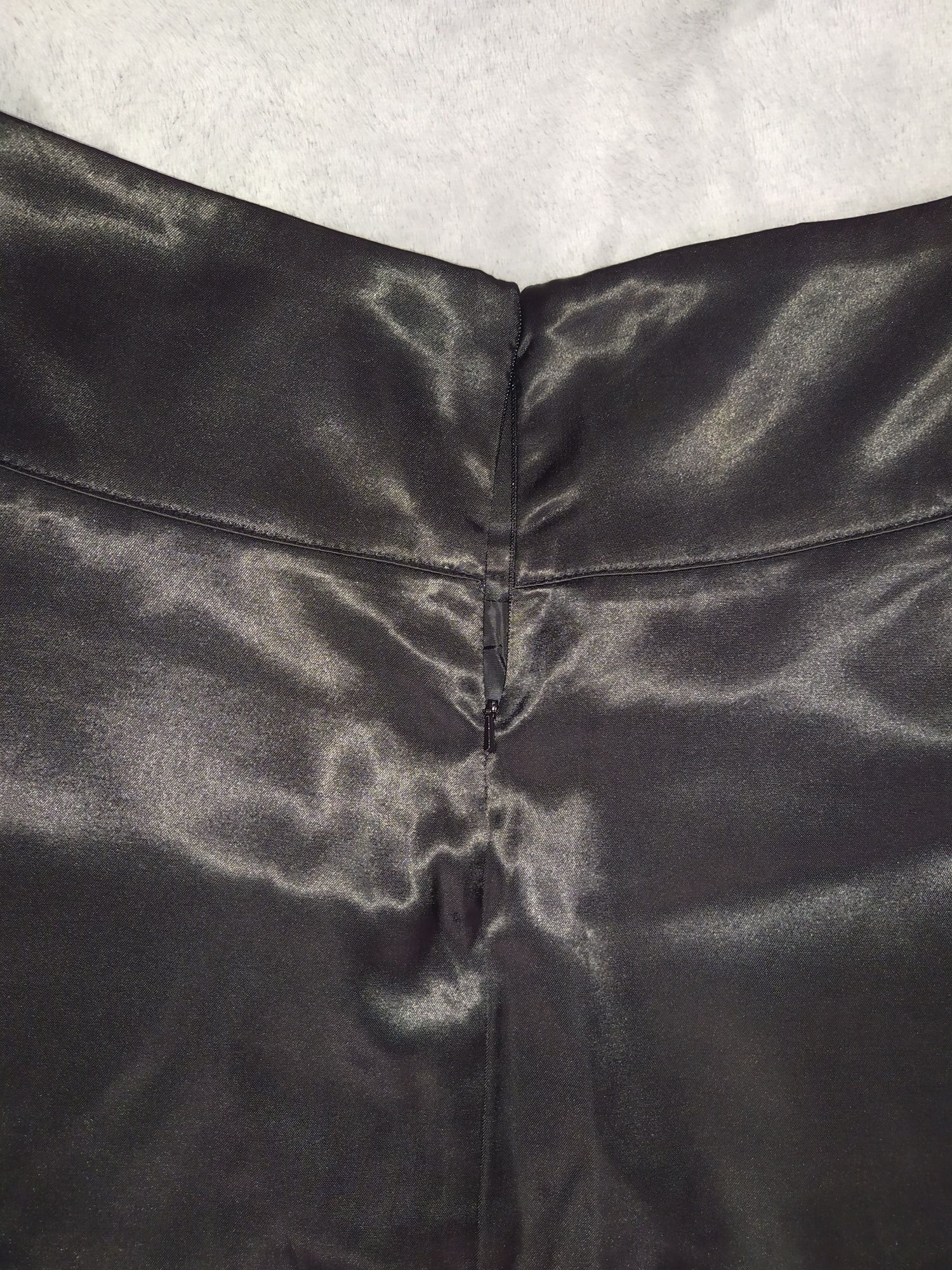 Błyszcząca czarna spódnica z elementem tiulu