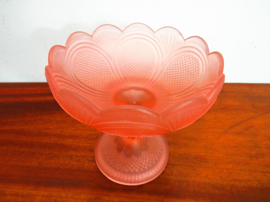 Taça ou fruteira de vidro opalino.