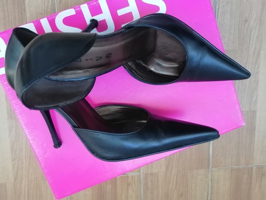 Sapatos elegantes todos em pele na cor preta