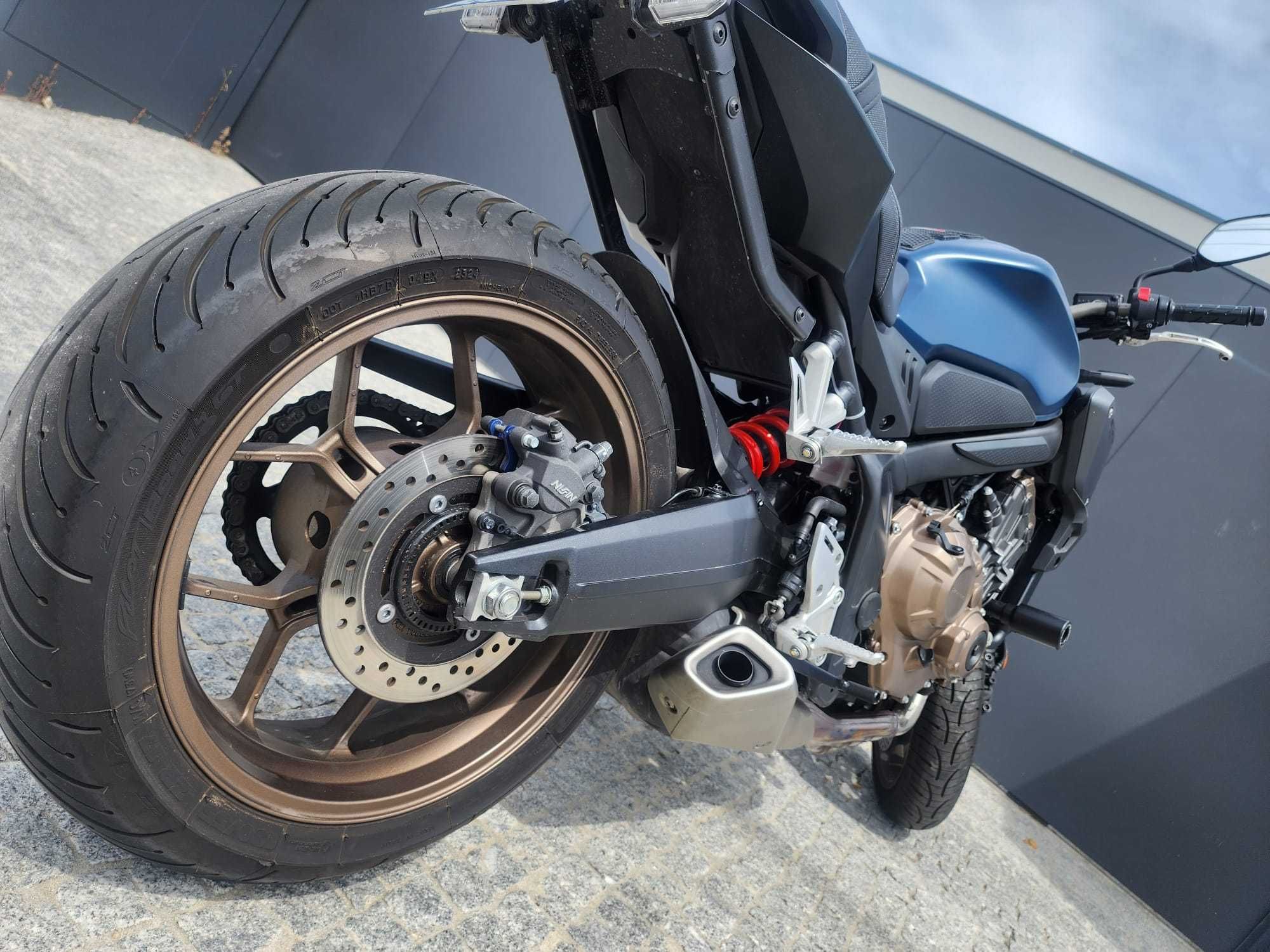 Honda CB650R - Poucos Kms, pneus Michelin, Quadlock e mala incluidos