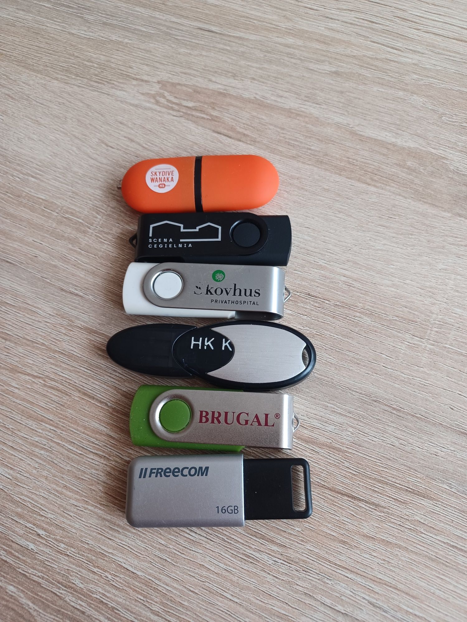 Pendrive różne 6 sztuk.
