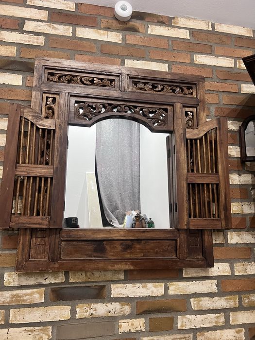 Lustro w rzeźbionej drewnianej ramie