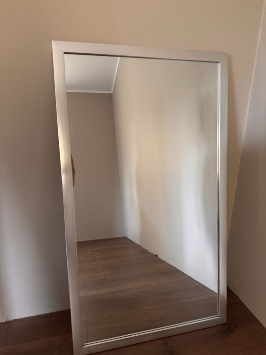 Lustro w srebrnej ramie