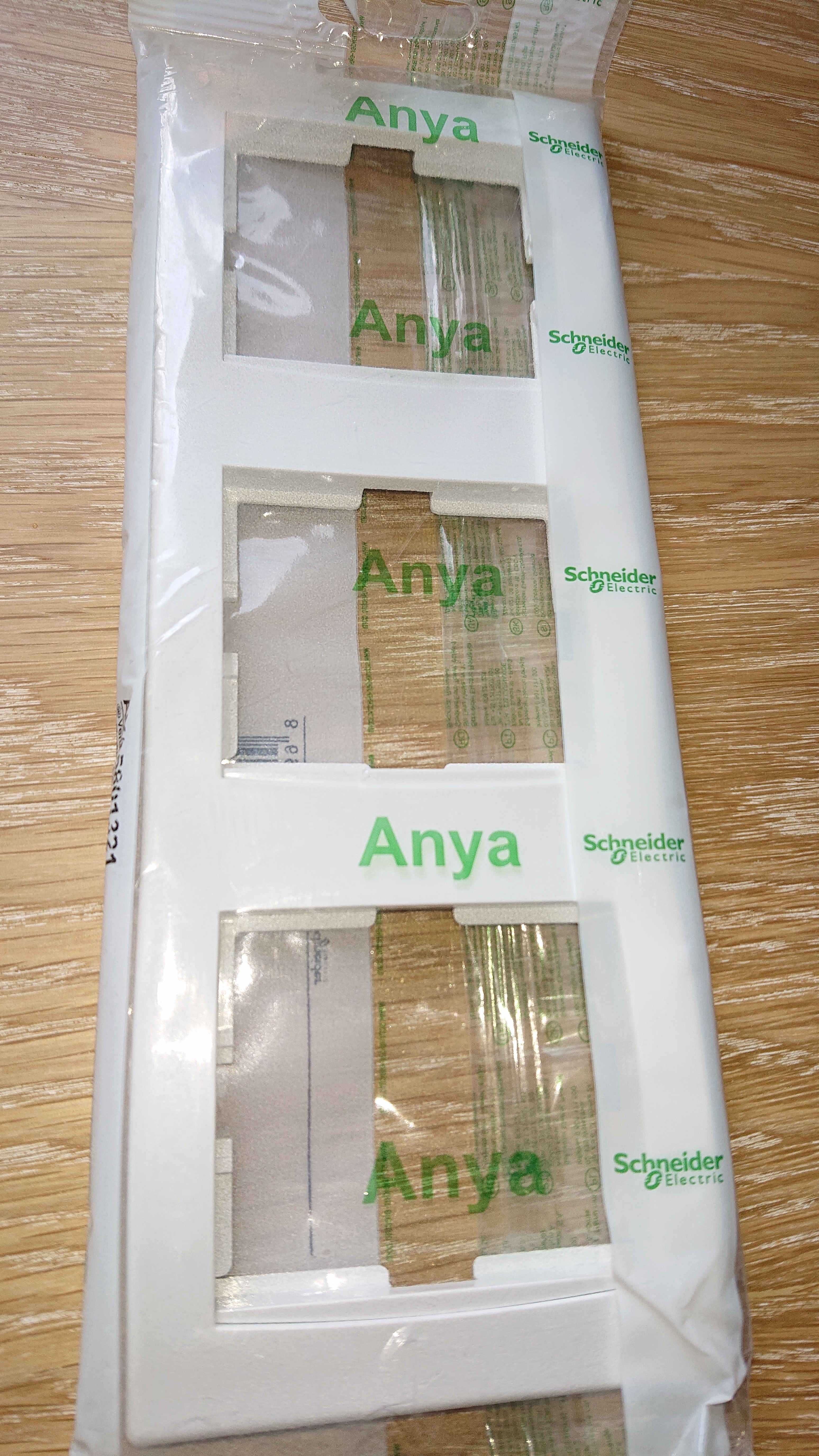 Anya Ramka Trzykrotna Pionowa Schneider Electric , NOWE, cena za 1 szt