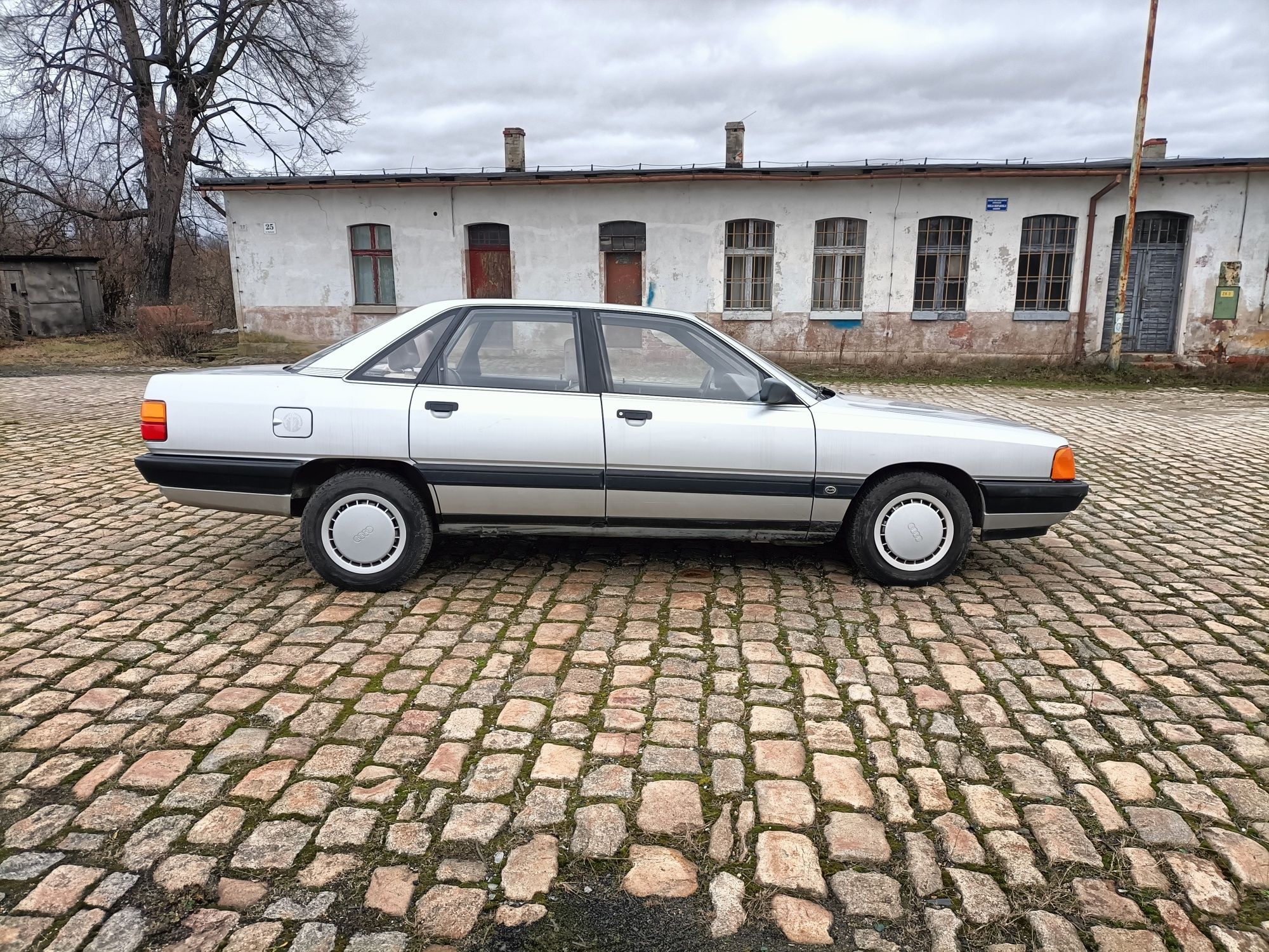 Audi 100 C3 cygaro