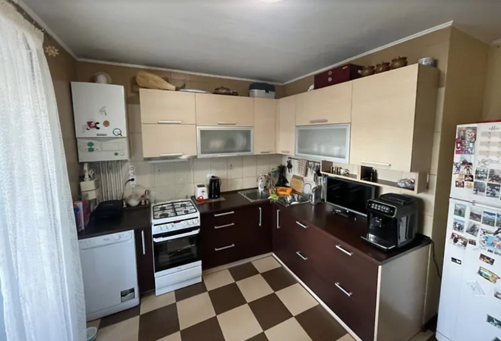 Продаж 3к квартири 76 кв. м на вул. Карпенка