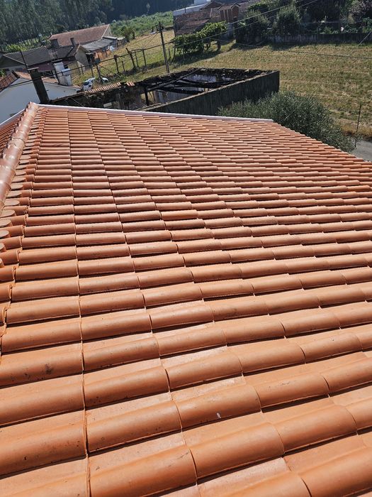 Limpeza de telhados isolamento e pintuara e exteiores