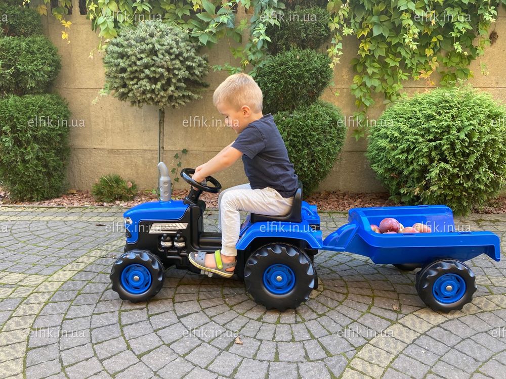 Синій трактор на педалях