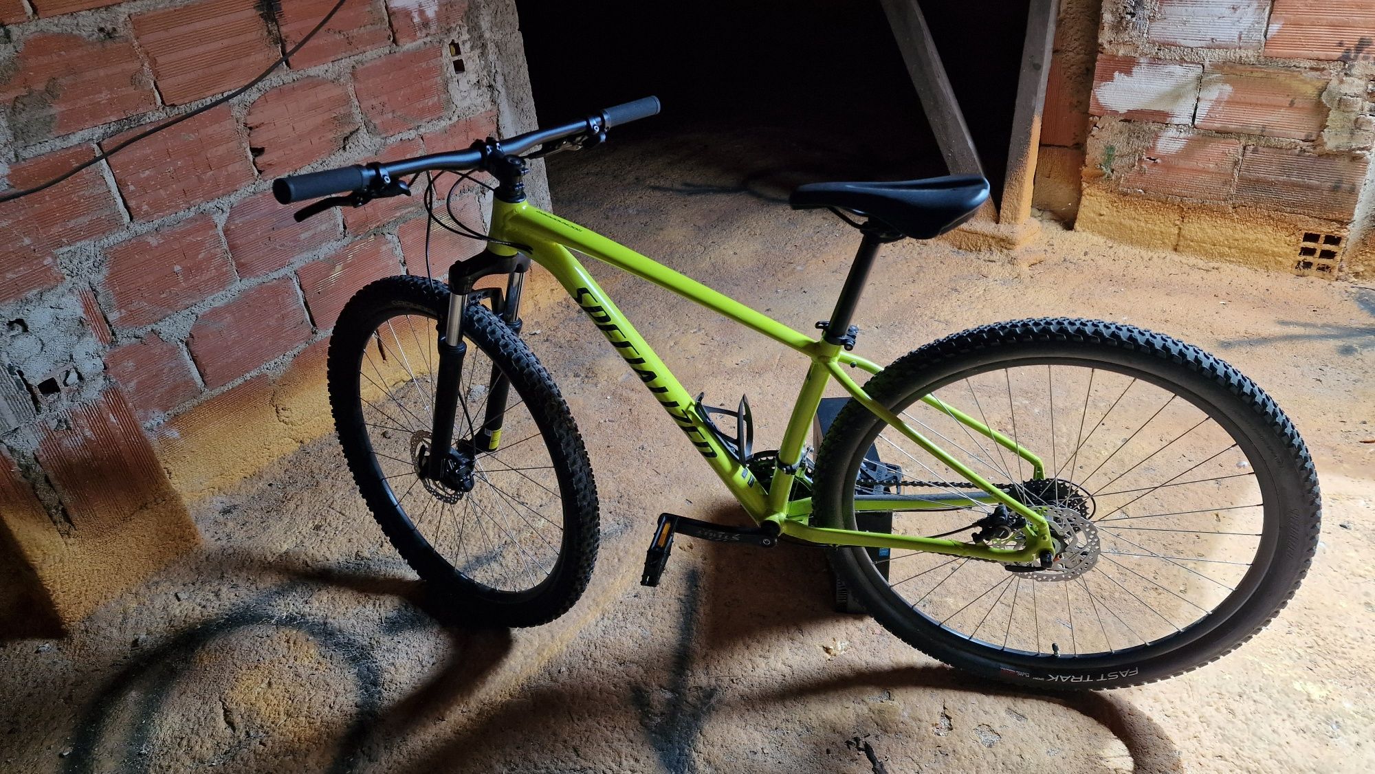Bicicleta specialized como nova