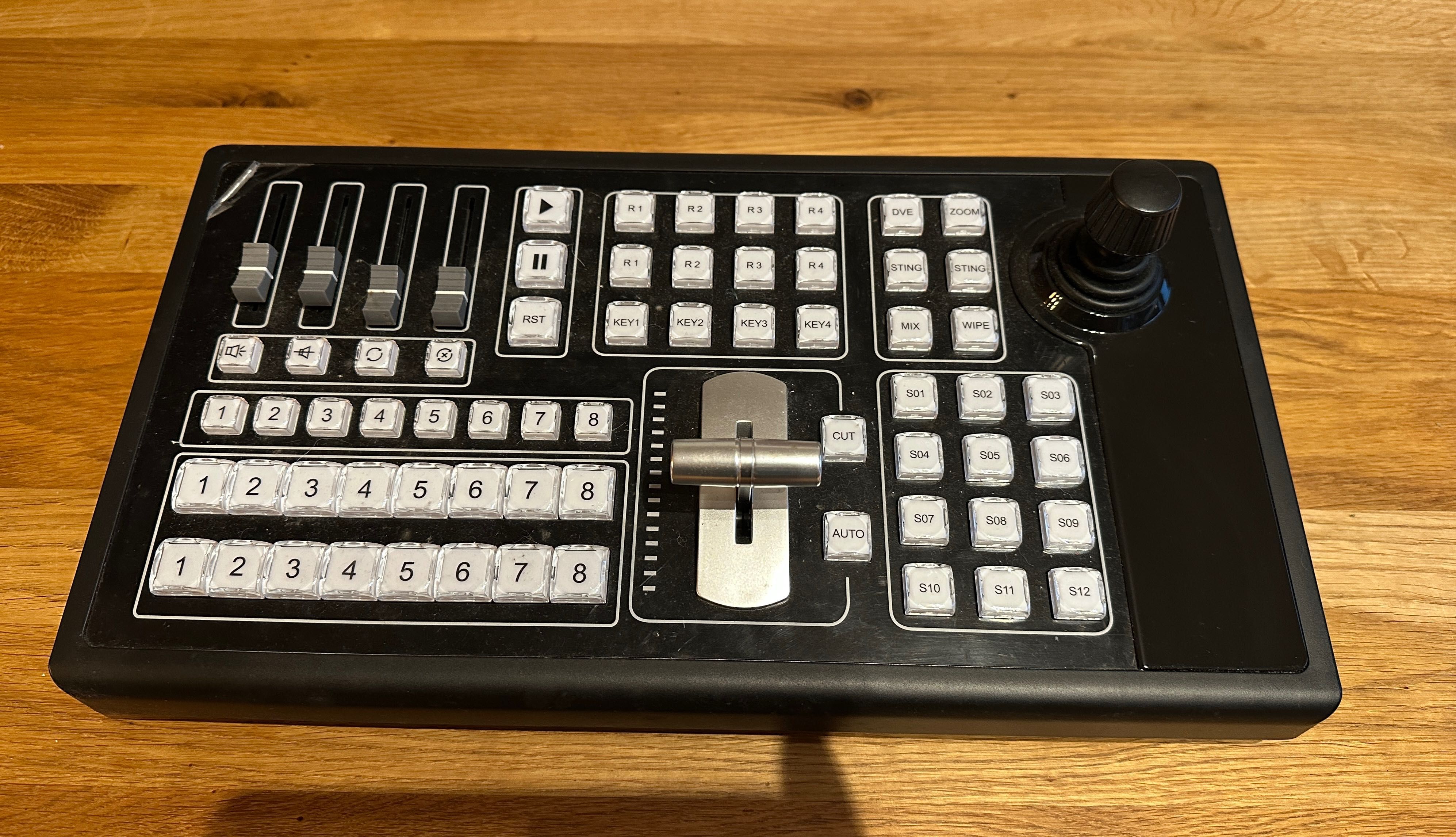 Pulpit kontrolny dedykowany do aplikacji vMix SMC75
