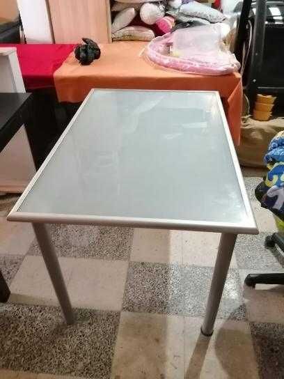 Mesa de cozinha em aluminio e vidro fosco