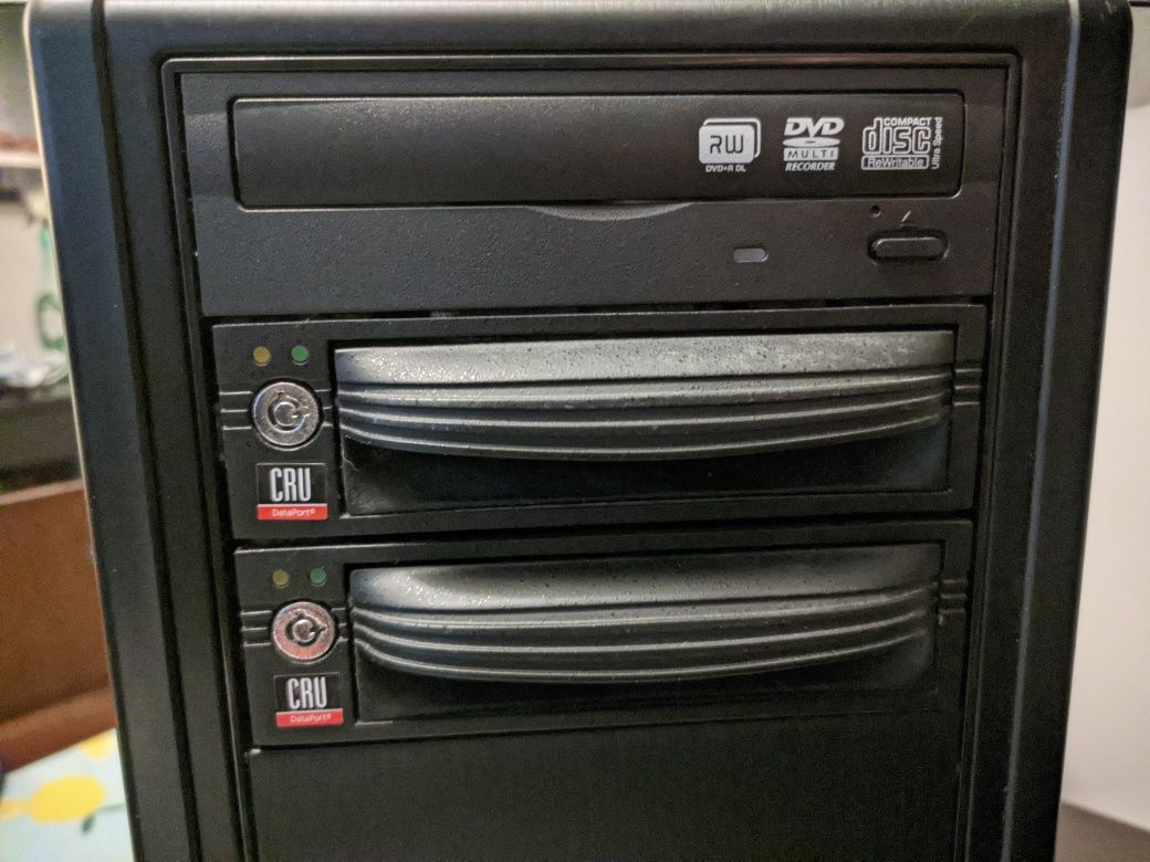 2 Servidores com gavetas CRU Dataport e monitor NEC