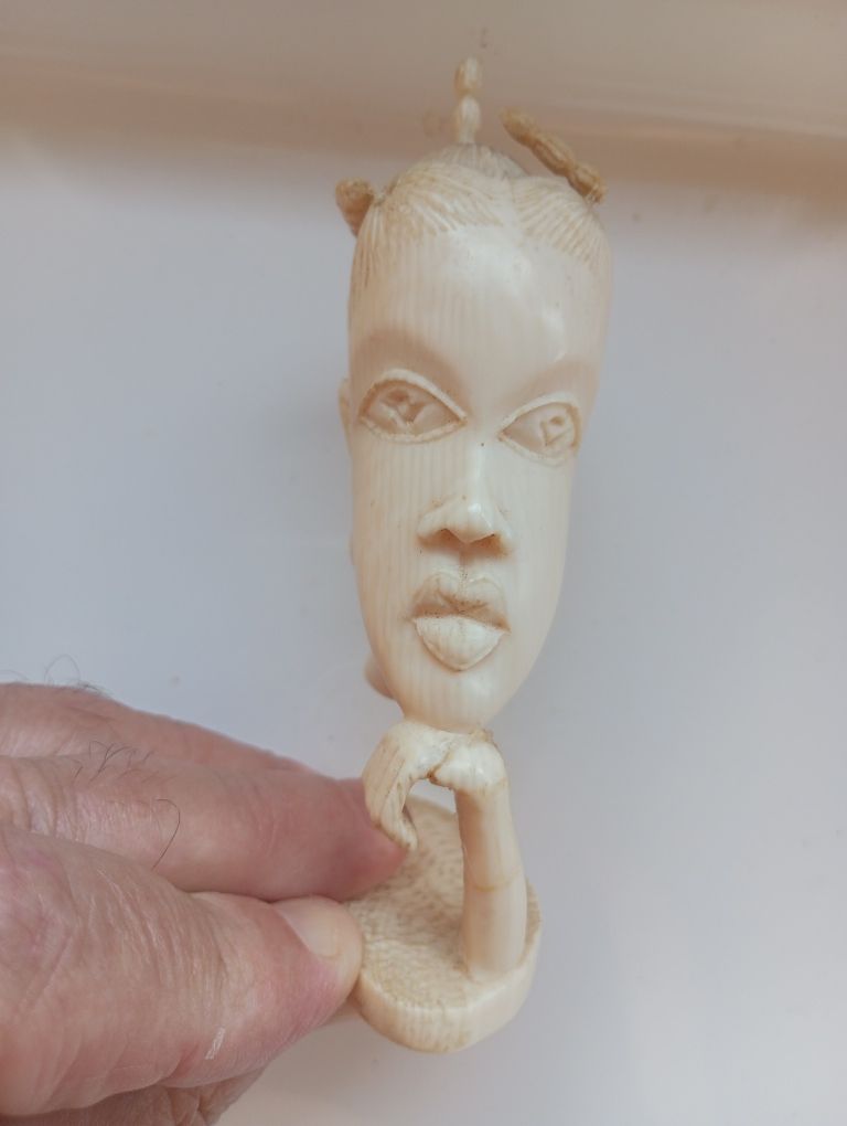Cabeça de mulher em marfi