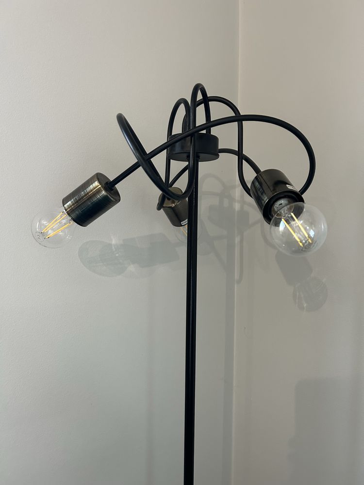 stolik + lampa z żarowkami