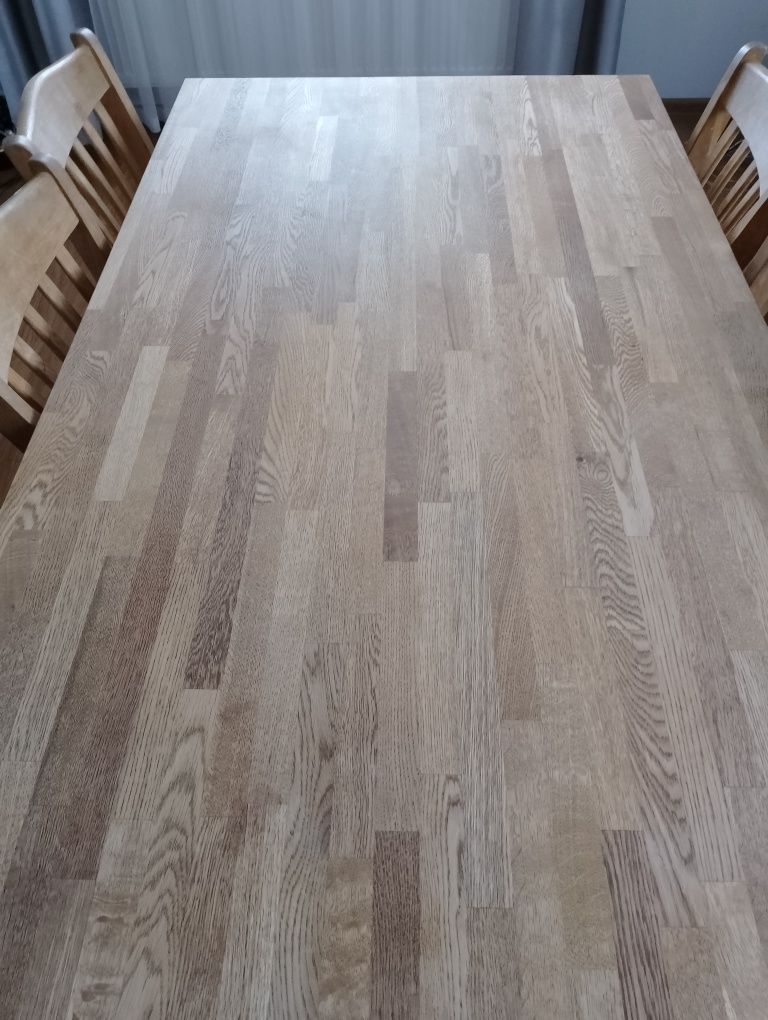 Solidny drewniany stół