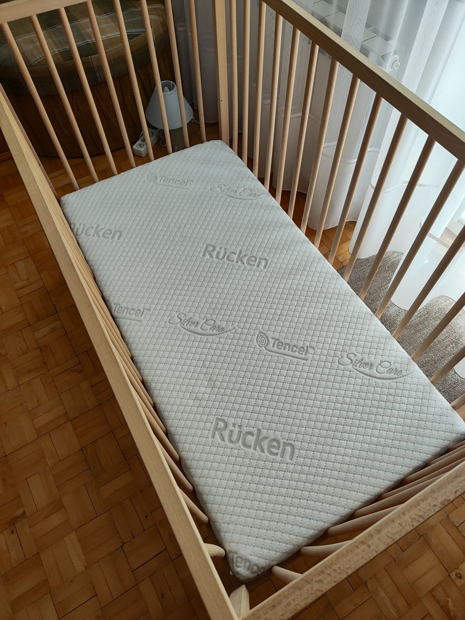 Łóżeczko drewniane na kółkach Ikea