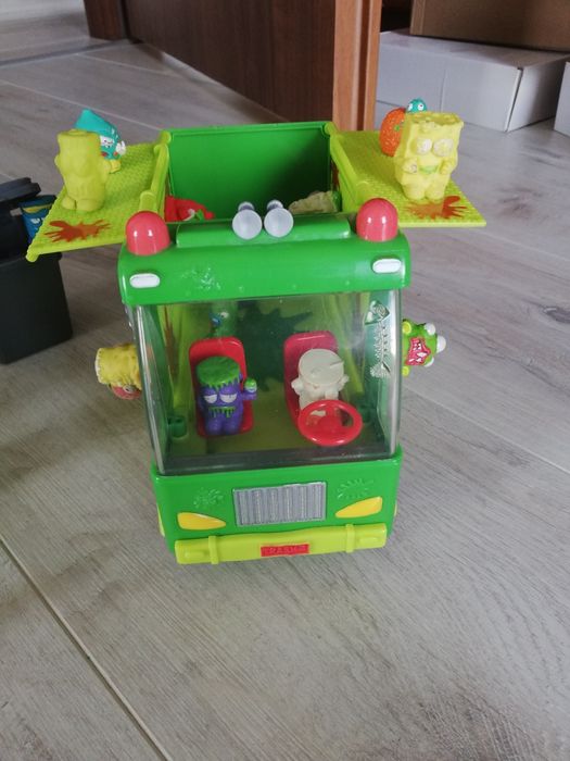 Śmieciarka ze smieciakami