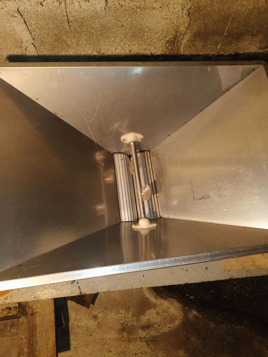 Cubas de vinho e esmagadora