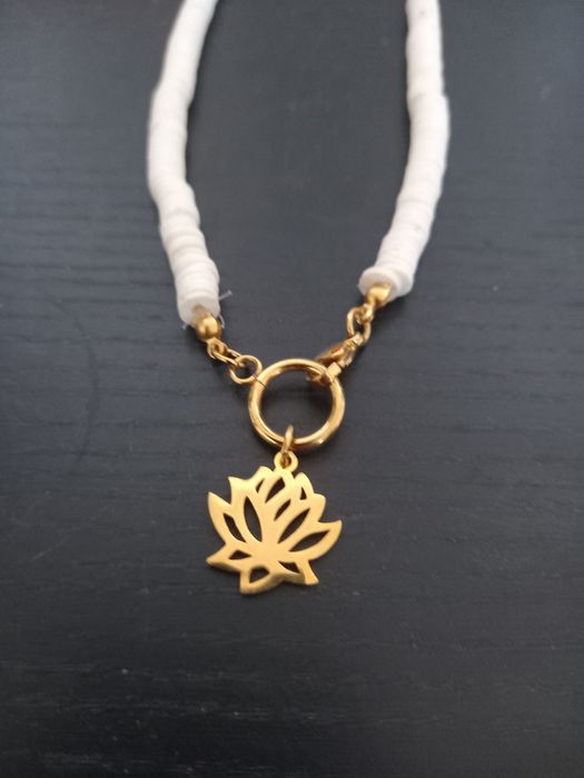 Colar branco com flor