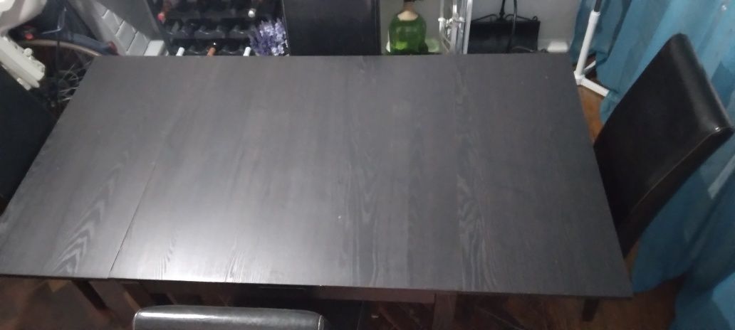 Vende- se conjunto de mesa extensível e cadeiras.