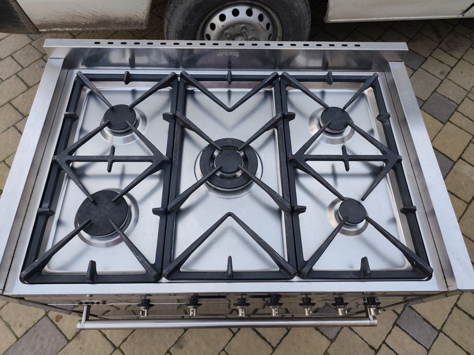 Професійна газова плита на 5 камфорок smeg з газовою духовкою
