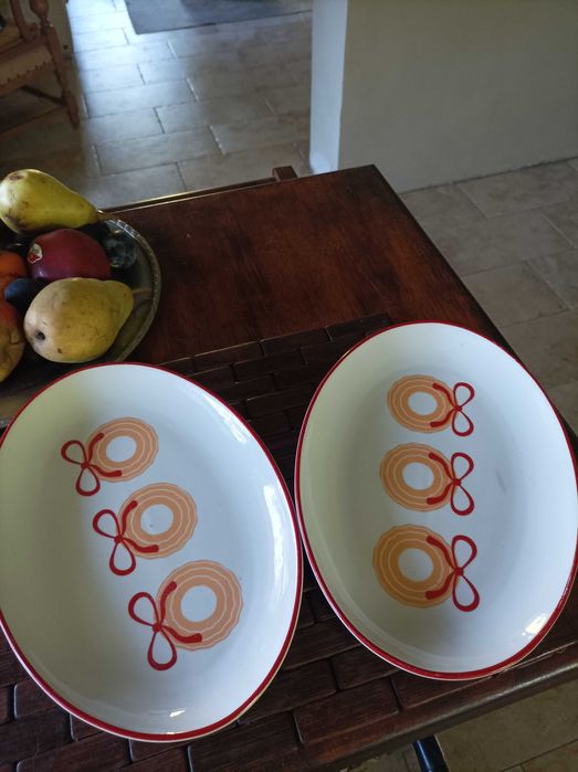 Półmiski ceramiczne z czerwonym rantem