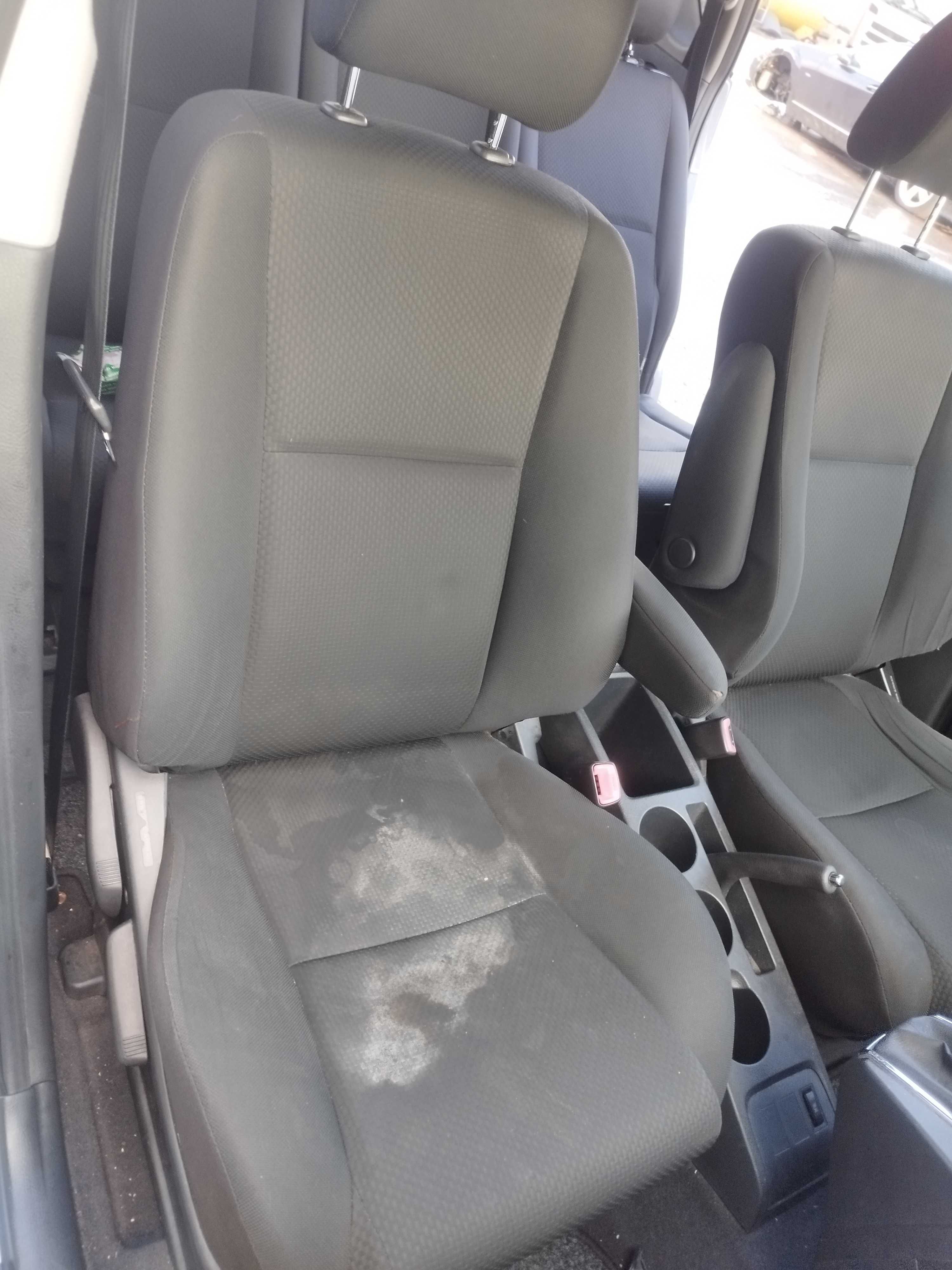 Fotele prawy przód / fotele tył Toyota Corolla Verso II
