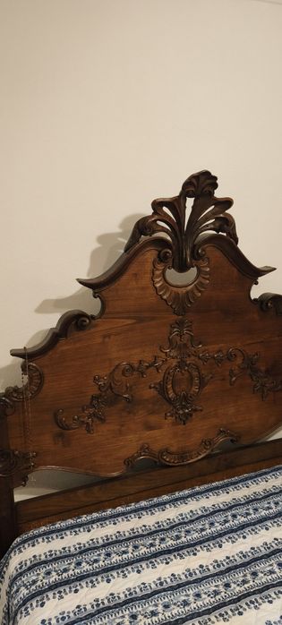 Cama de casal em madeira de castanho, estilo D. José