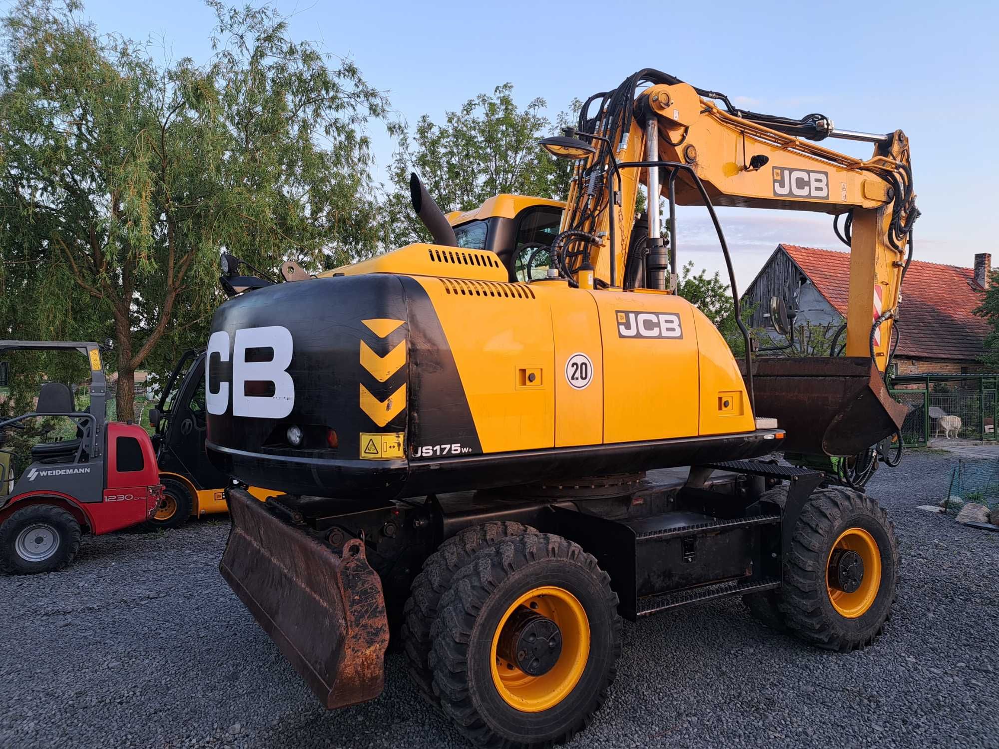 Koparka kołowa JCB JS 175