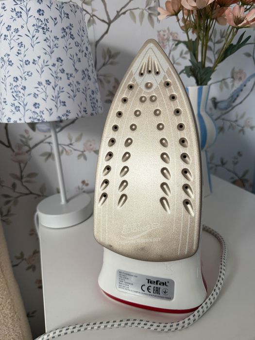 Tefal Easygliss Żelazko Parowe, Poliwęglany
