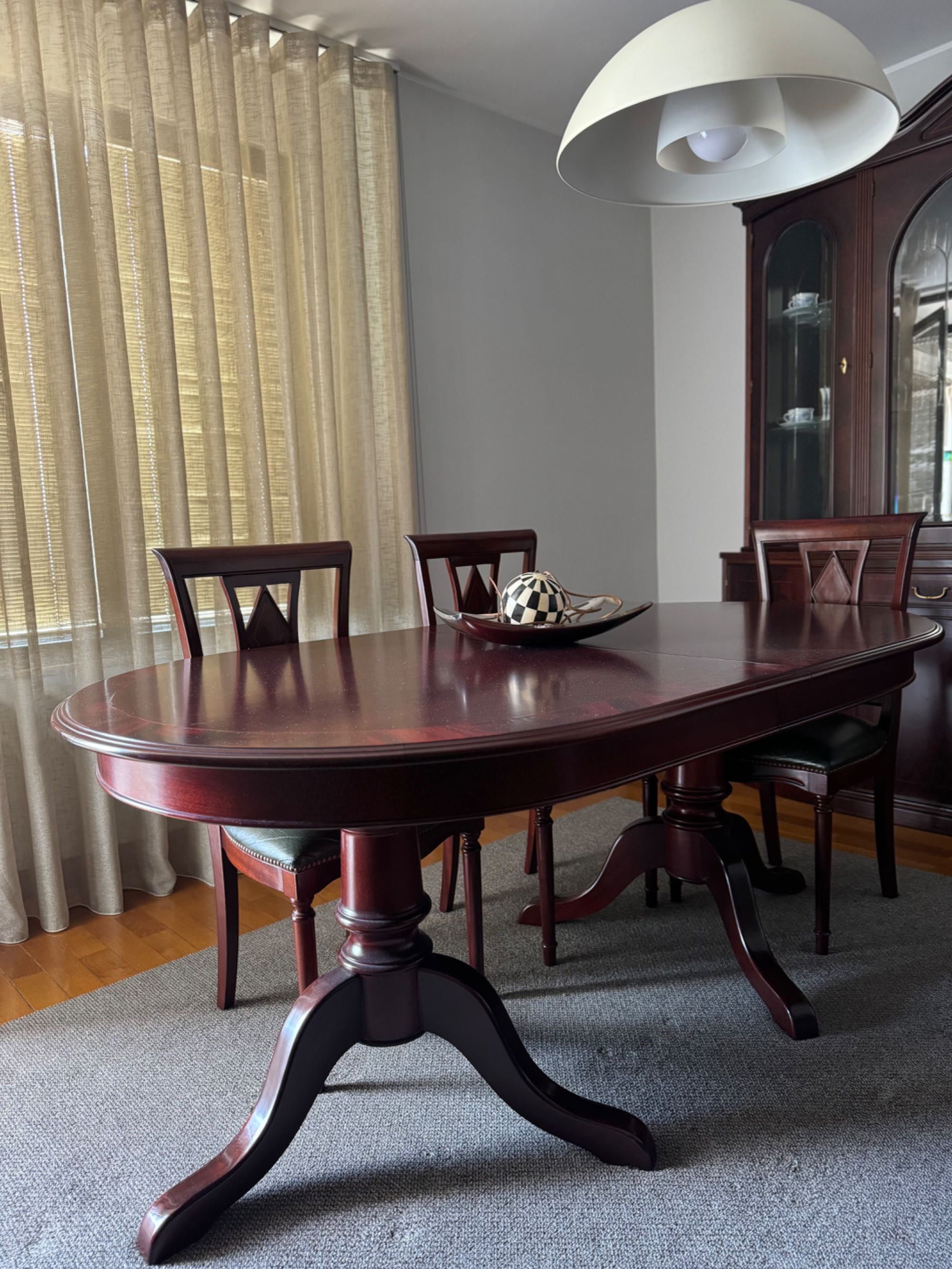 Mesa de sala de jantar extensiva em mogno