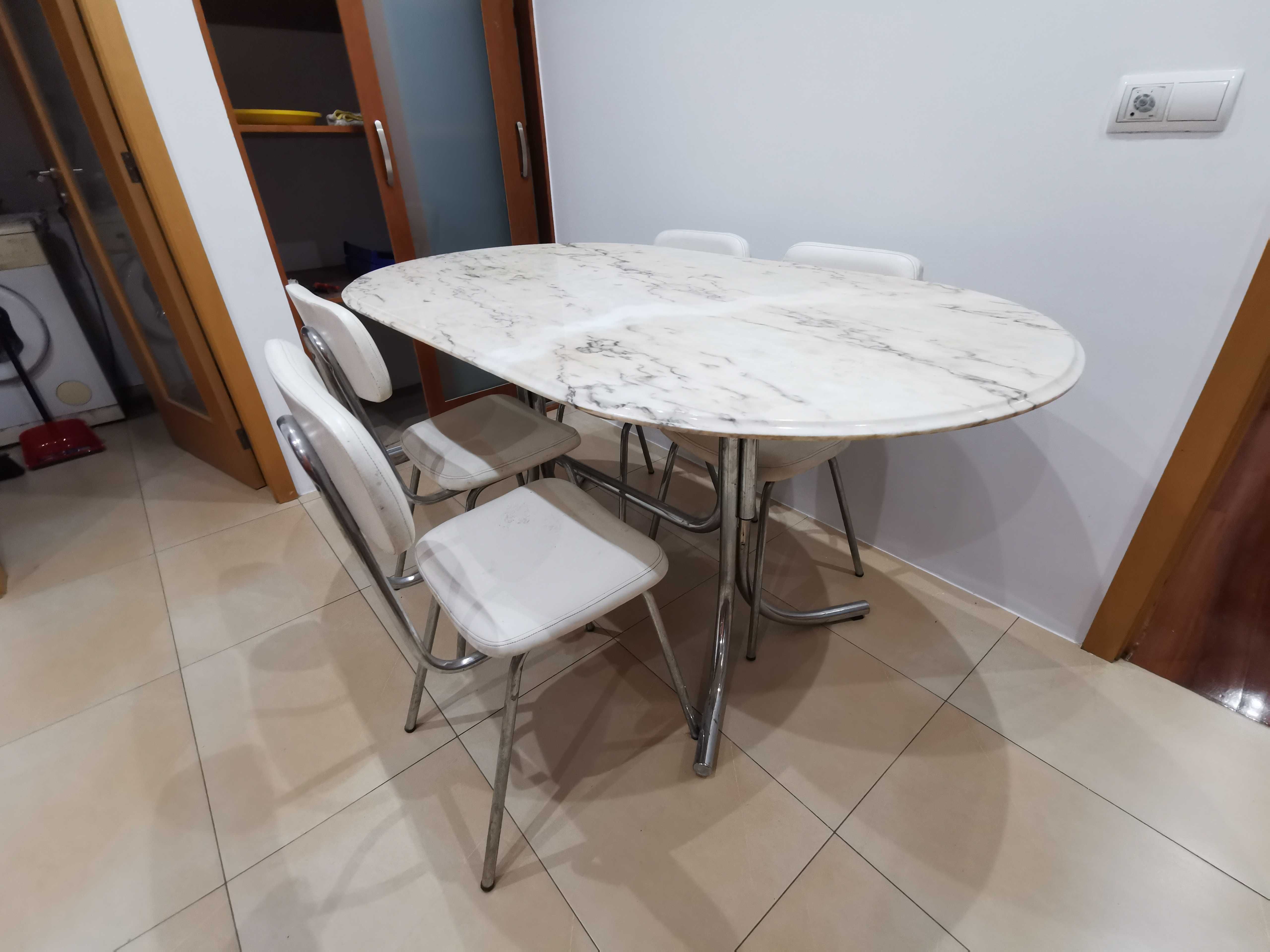 Mesa de cozinha, com tampo em mármore