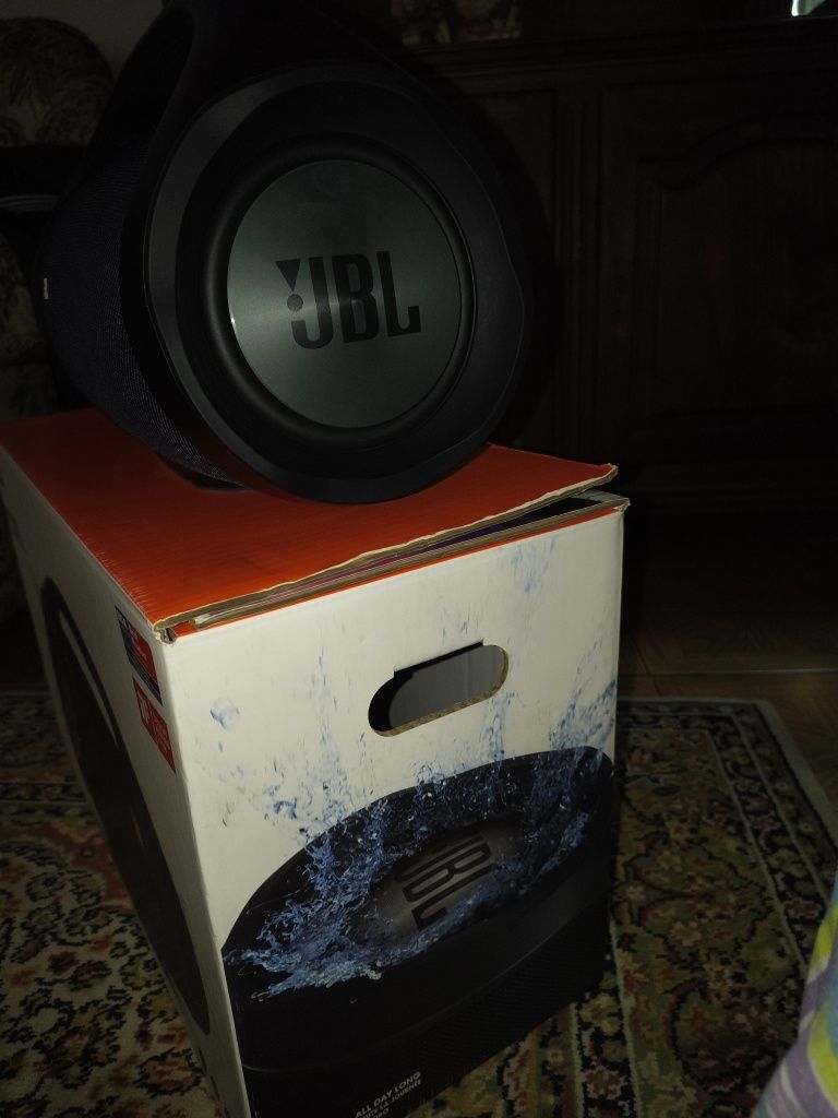 Vendo coluna JBL BOOMBOX pouco usada .