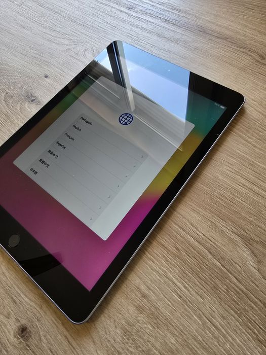 Apple iPad (6th Generation) A1893 32 GB, Wi-Fi, 9.7 in - Space Gray.