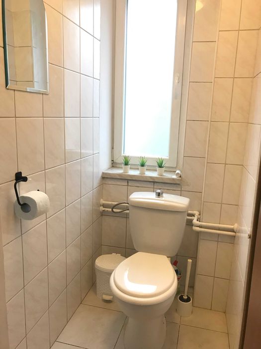 Pokój do wynajęcia. W cenie: woda, prąd, gaz, ogrzewanie, internet.