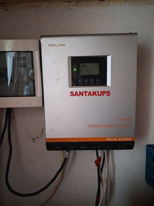 Инвертор та сонячні батареї.