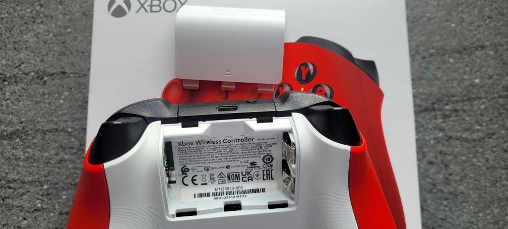 Pad xbox series Red z dryfem lewej gałki.