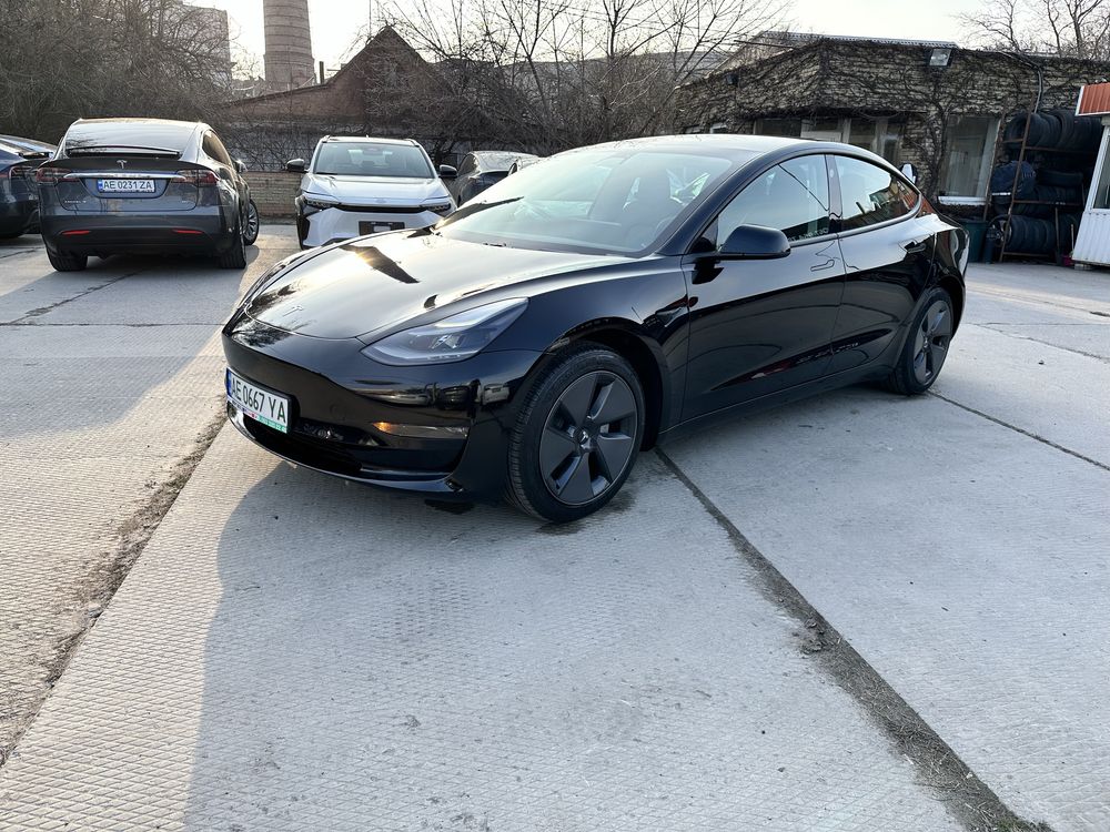 Продам tesla model 3