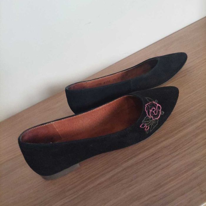 Baleriny Ryłko zamszowe, czarne z kwiatowym haftem