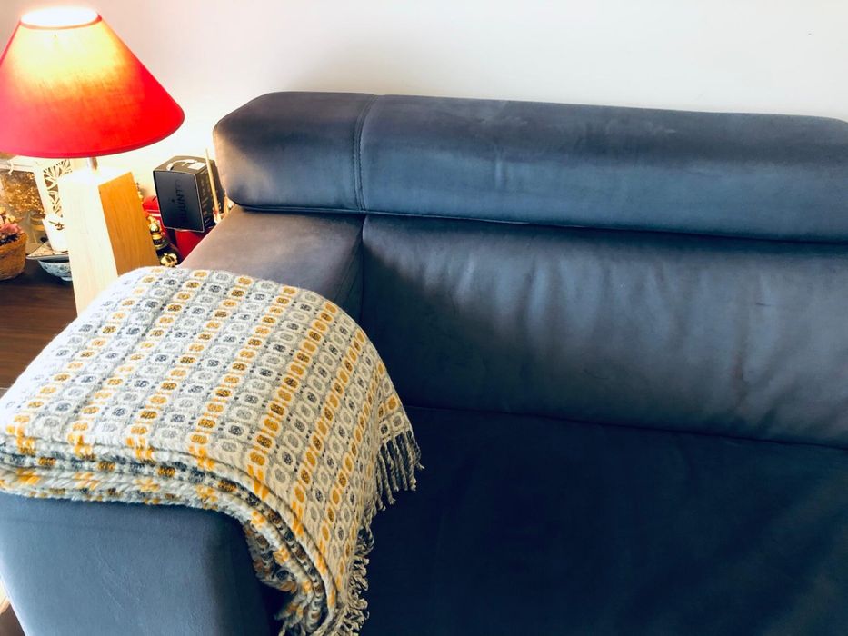 Sofá cinza com tecido excelente e otimo estado